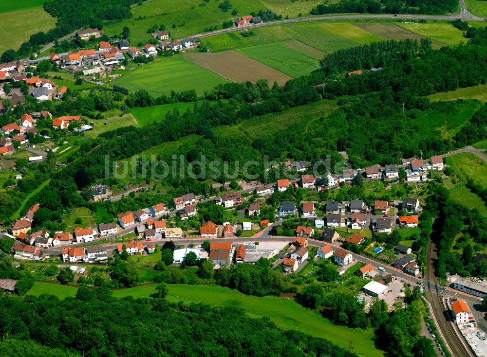 Imsweiler aus der Vogelperspektive: Dorf - Ansicht am Rande von Waldgebieten in Imsweiler im Bundesland Rheinland-Pfalz, Deutschland