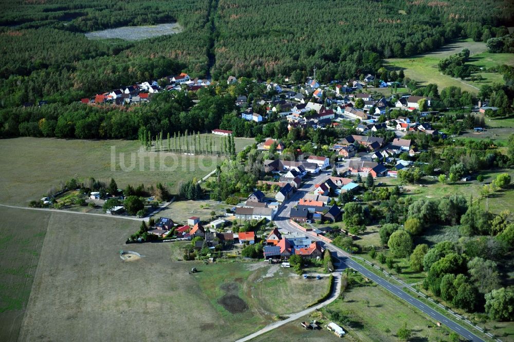 Luftaufnahme Jüdenberg - Dorf - Ansicht am Rande Waldgebieten in Jüdenberg im Bundesland Sachsen-Anhalt, Deutschland