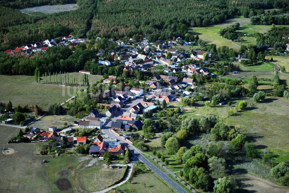 Jüdenberg von oben - Dorf - Ansicht am Rande Waldgebieten in Jüdenberg im Bundesland Sachsen-Anhalt, Deutschland