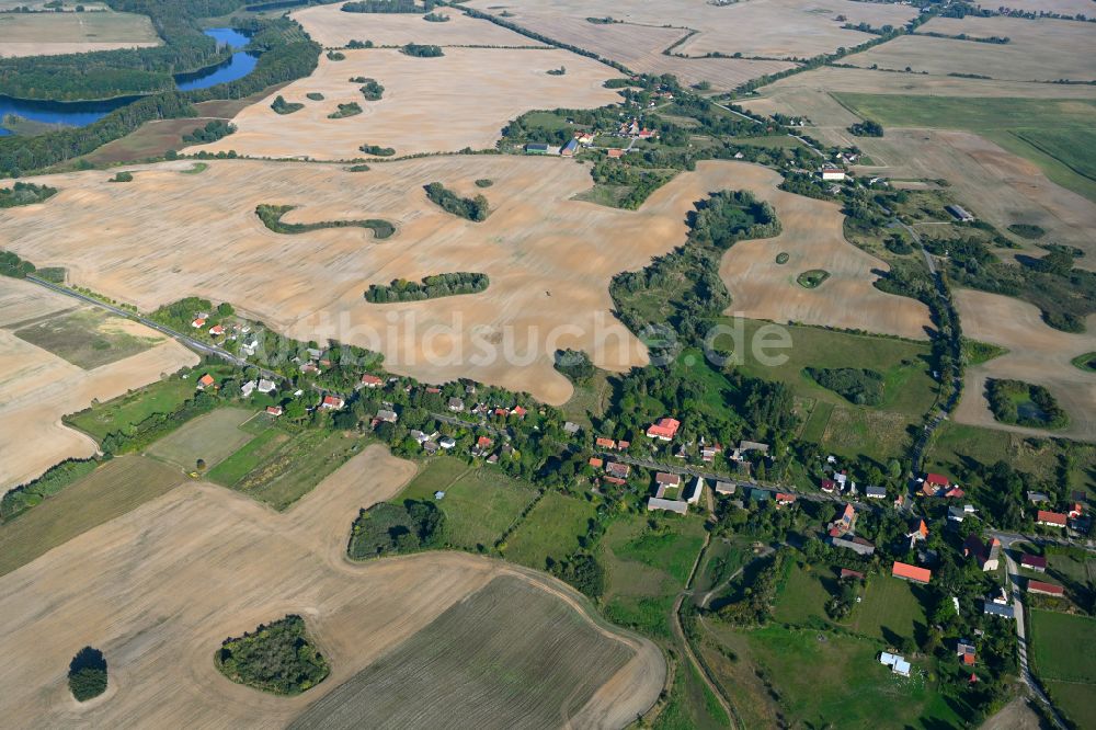 Klaushagen aus der Vogelperspektive: Dorf - Ansicht am Rande von Waldgebieten in Klaushagen im Bundesland Brandenburg, Deutschland