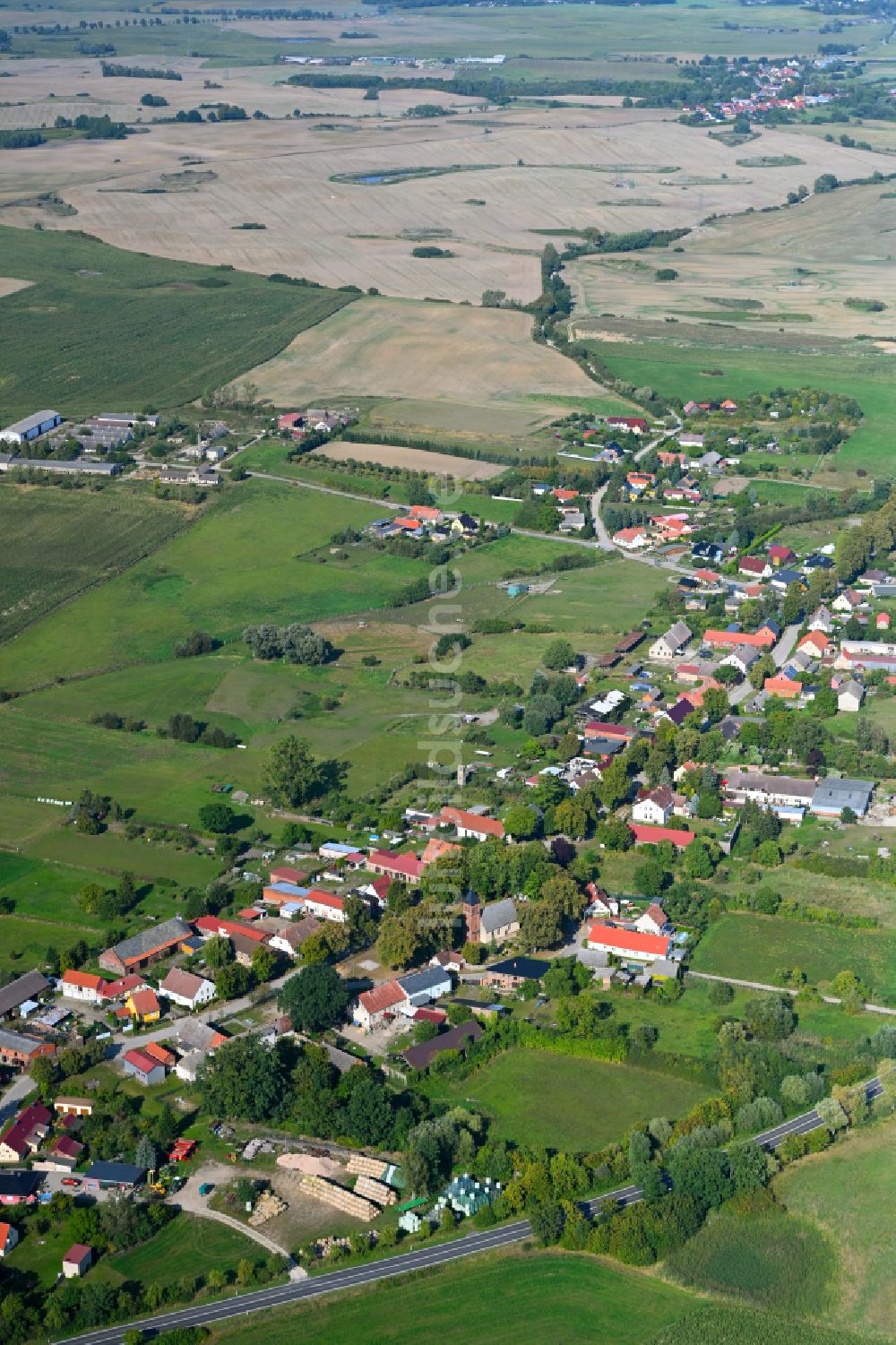 Luftaufnahme Klein Ziethen - Dorf - Ansicht am Rande von Waldgebieten in Klein Ziethen im Bundesland Brandenburg, Deutschland