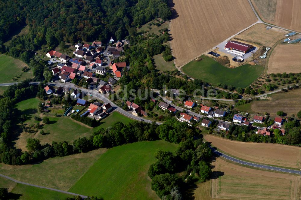 Klingen aus der Vogelperspektive: Dorf - Ansicht am Rande von Waldgebieten in Klingen im Bundesland Bayern, Deutschland