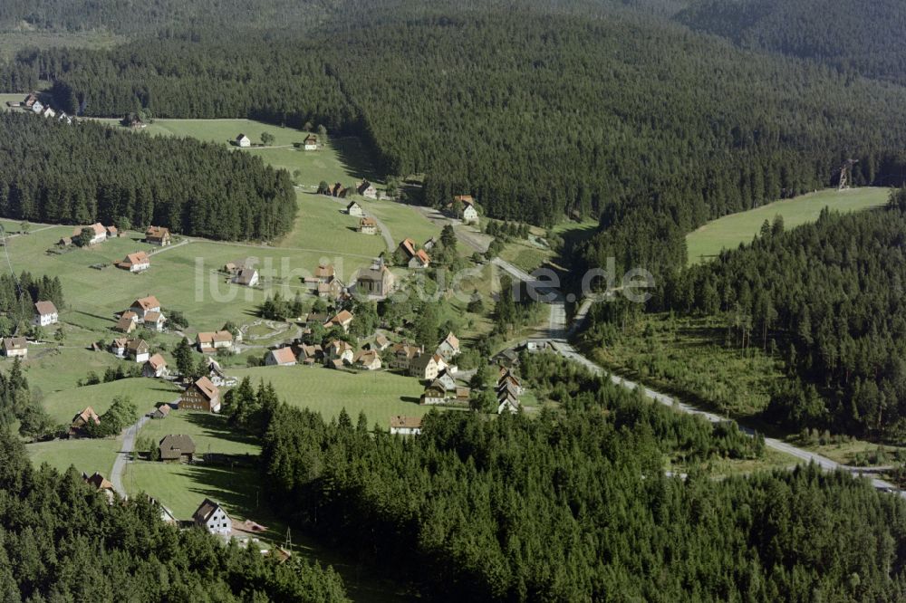 Kniebis aus der Vogelperspektive: Dorf - Ansicht am Rande Waldgebieten in Kniebis im Bundesland Baden-Württemberg, Deutschland