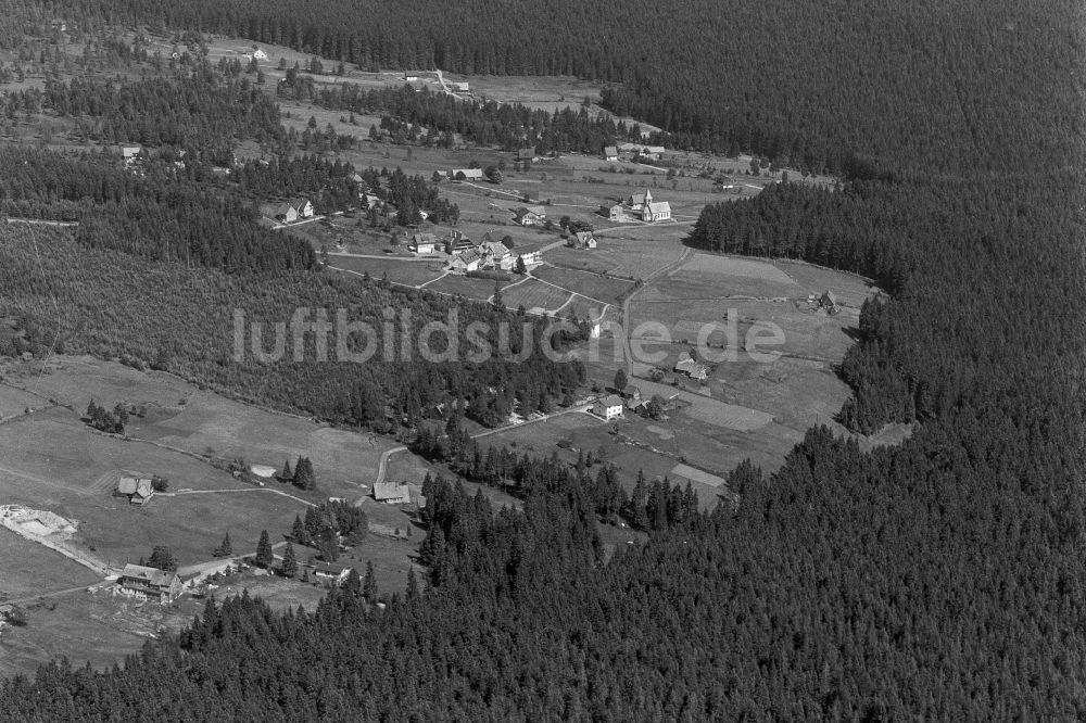 Luftaufnahme Kniebis - Dorf - Ansicht am Rande Waldgebieten in Kniebis im Bundesland Baden-Württemberg, Deutschland