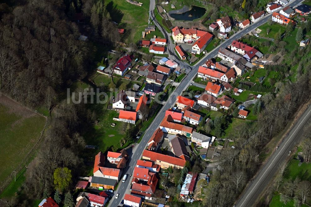 Kraftsdorf von oben - Dorf - Ansicht am Rande Waldgebieten in Kraftsdorf im Bundesland Thüringen, Deutschland