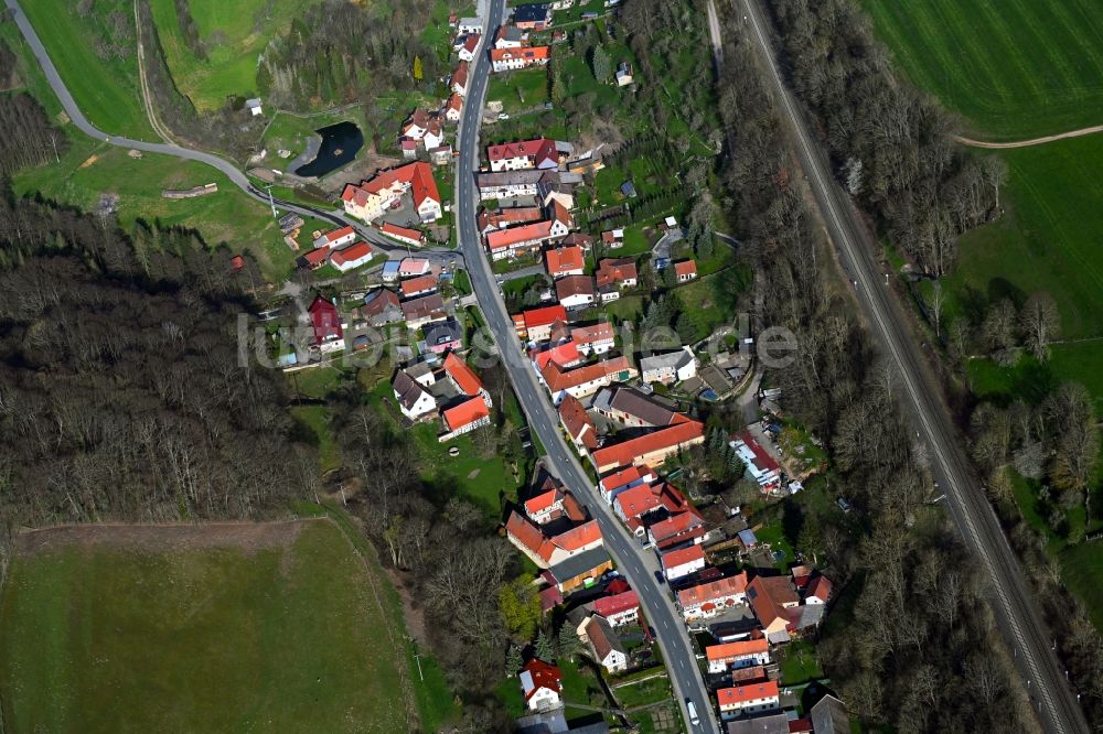 Luftbild Kraftsdorf - Dorf - Ansicht am Rande Waldgebieten in Kraftsdorf im Bundesland Thüringen, Deutschland