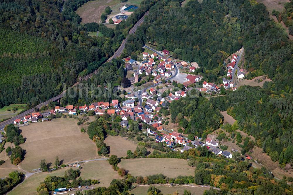 Krommenthal aus der Vogelperspektive: Dorf - Ansicht am Rande von Waldgebieten in Krommenthal im Bundesland Bayern, Deutschland
