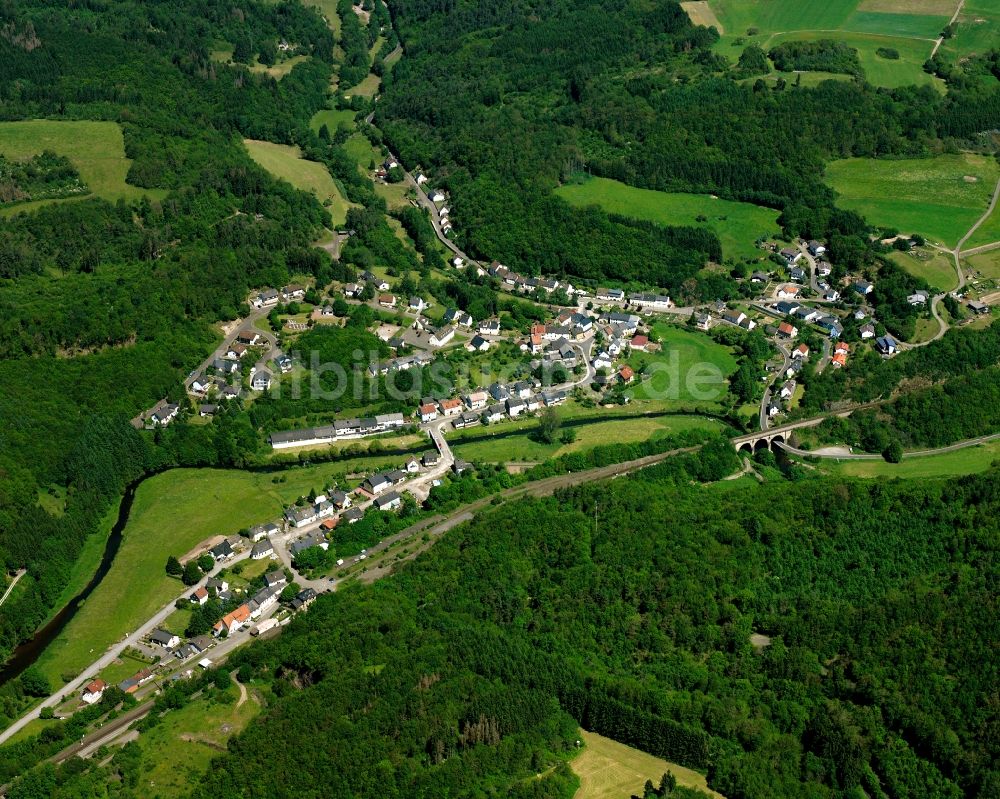 Kronweiler aus der Vogelperspektive: Dorf - Ansicht am Rande Waldgebieten in Kronweiler im Bundesland Rheinland-Pfalz, Deutschland