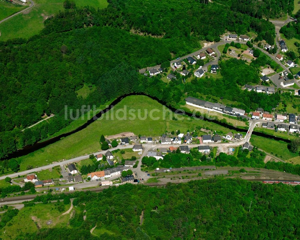 Kronweiler aus der Vogelperspektive: Dorf - Ansicht am Rande Waldgebieten in Kronweiler im Bundesland Rheinland-Pfalz, Deutschland