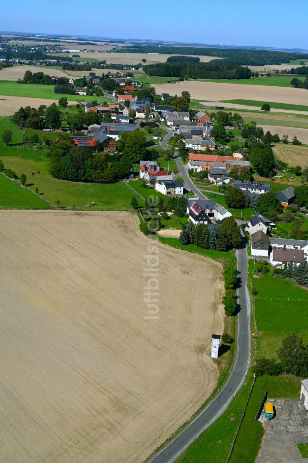 Langenwetzendorf aus der Vogelperspektive: Dorf - Ansicht am Rande von Waldgebieten in Langenwetzendorf im Bundesland Thüringen, Deutschland