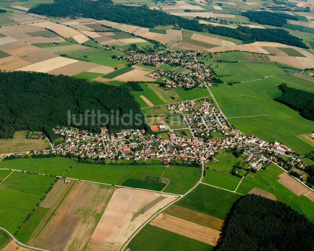 Langfurth aus der Vogelperspektive: Dorf - Ansicht am Rande Waldgebieten in Langfurth im Bundesland Bayern, Deutschland