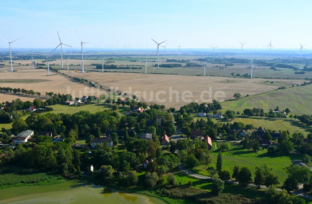 Milow aus der Vogelperspektive: Dorf - Ansicht am Rande von Waldgebieten in Milow im Bundesland Brandenburg, Deutschland