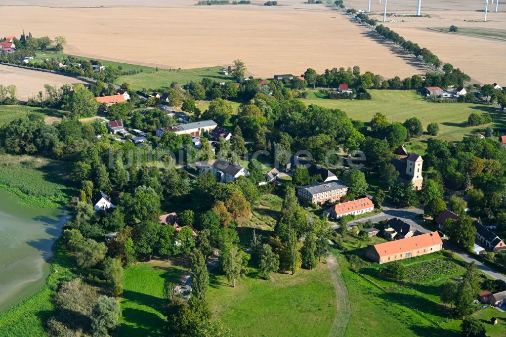 Luftaufnahme Milow - Dorf - Ansicht am Rande von Waldgebieten in Milow im Bundesland Brandenburg, Deutschland