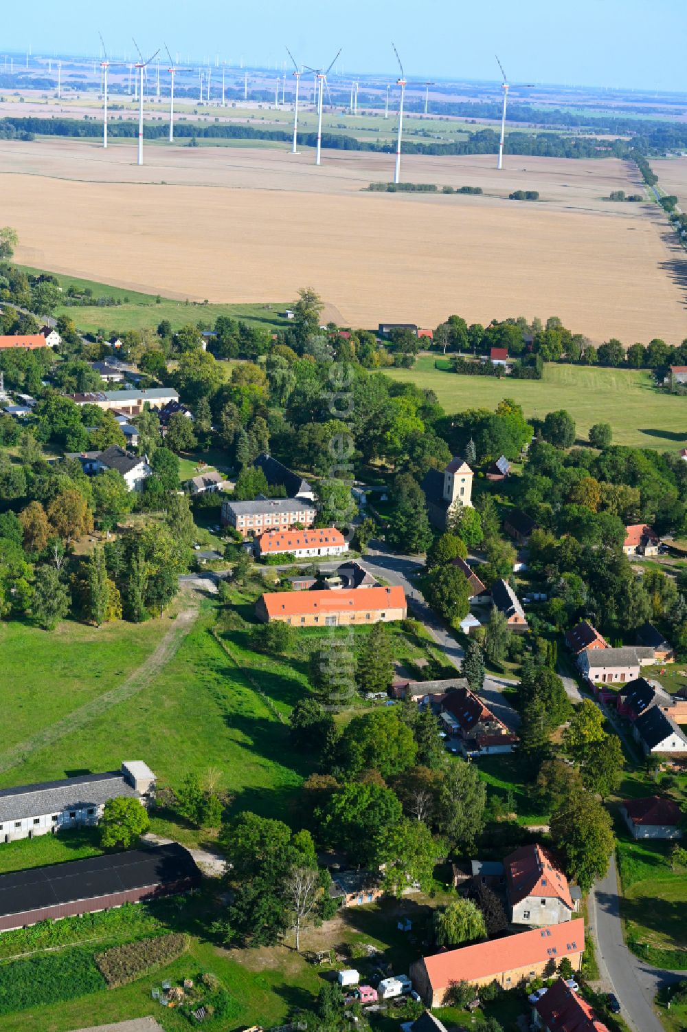 Milow von oben - Dorf - Ansicht am Rande von Waldgebieten in Milow im Bundesland Brandenburg, Deutschland