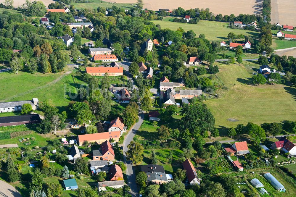 Milow aus der Vogelperspektive: Dorf - Ansicht am Rande von Waldgebieten in Milow im Bundesland Brandenburg, Deutschland