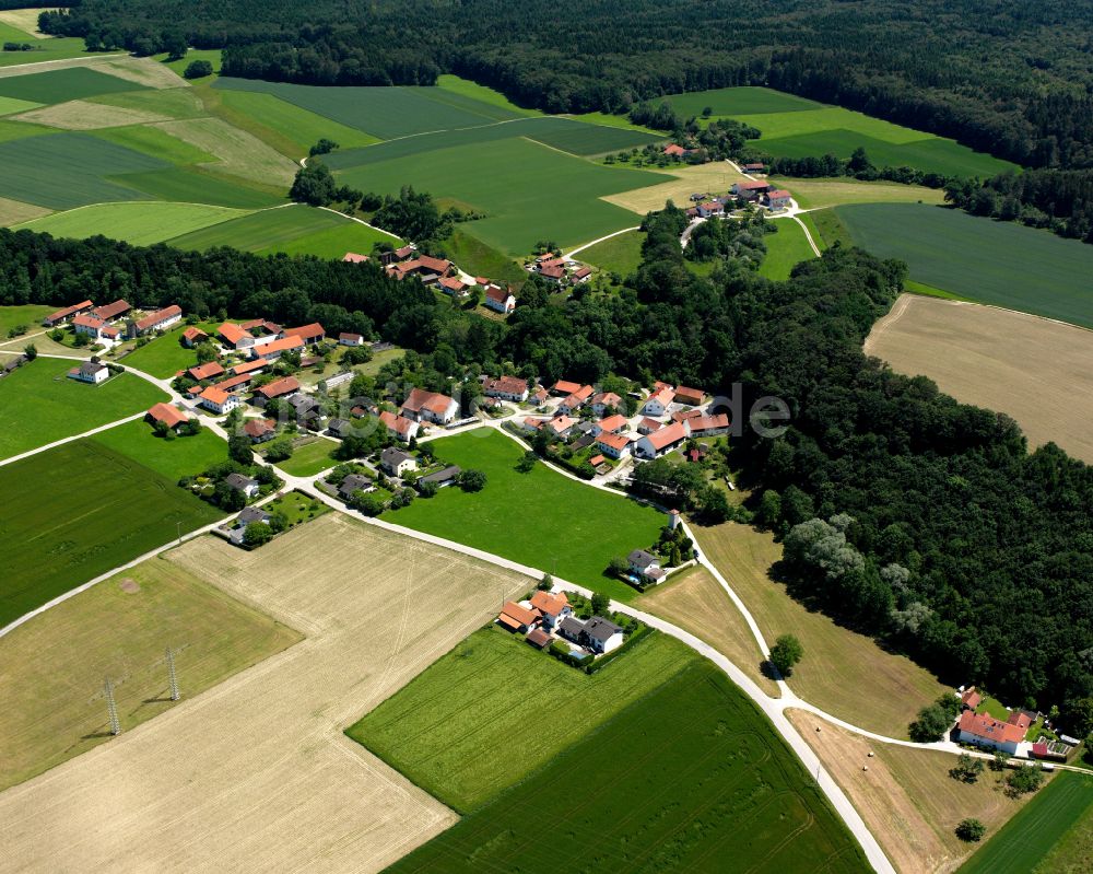 Mittling aus der Vogelperspektive: Dorf - Ansicht am Rande Waldgebieten in Mittling im Bundesland Bayern, Deutschland