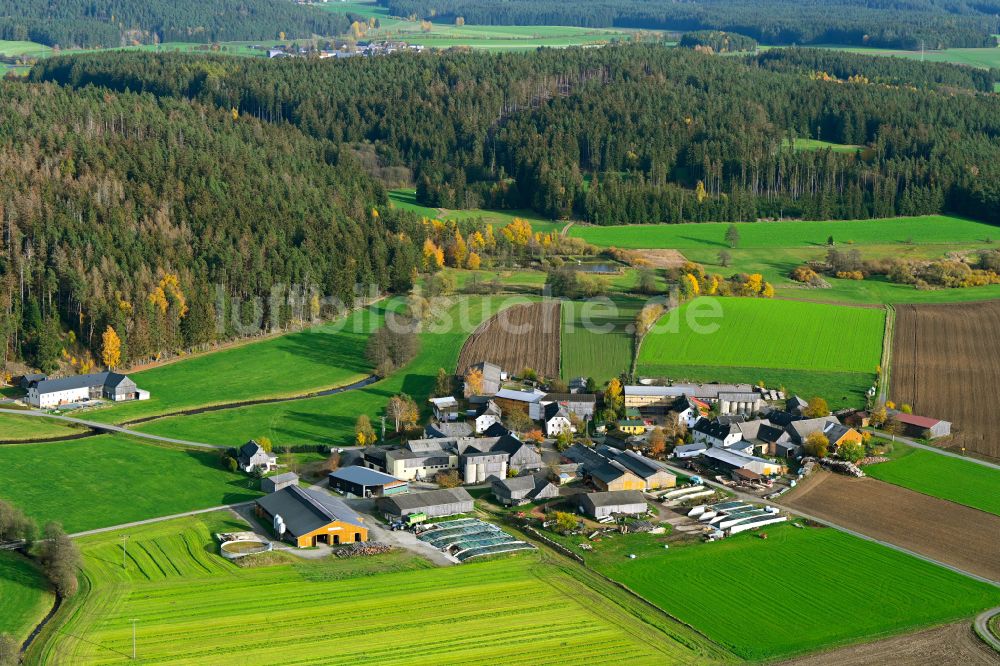 Neudorf aus der Vogelperspektive: Dorf - Ansicht am Rande von Waldgebieten in Neudorf im Bundesland Bayern, Deutschland