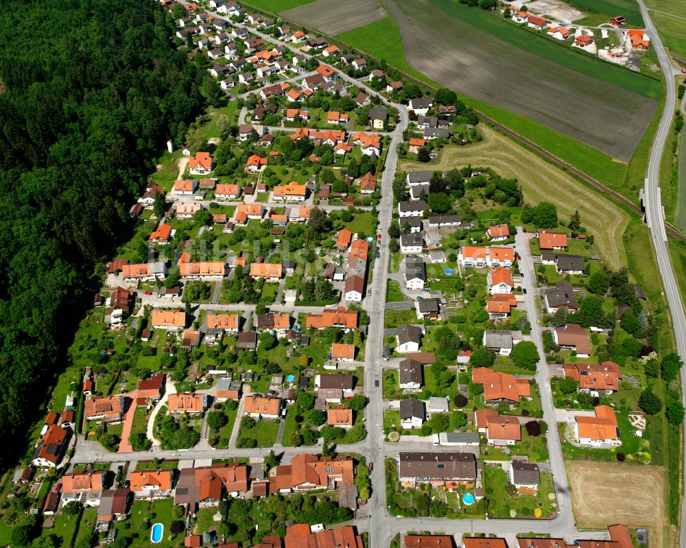 Luftaufnahme Neue Heimat - Dorf - Ansicht am Rande Waldgebieten in Neue Heimat im Bundesland Bayern, Deutschland