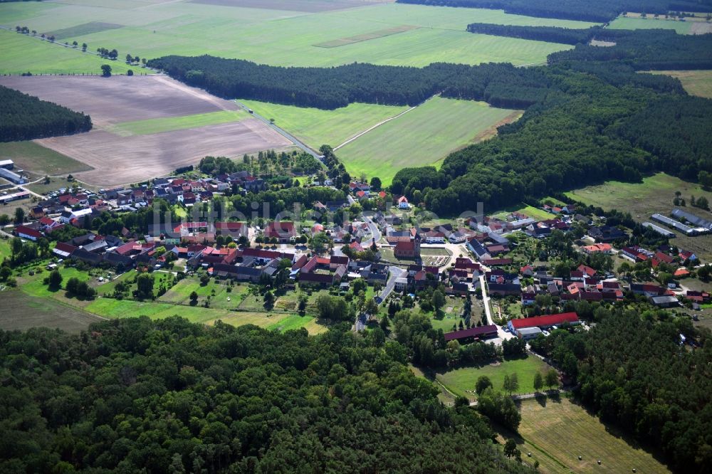 Nichel aus der Vogelperspektive: Dorf - Ansicht am Rande Waldgebieten in Nichel im Bundesland Brandenburg, Deutschland