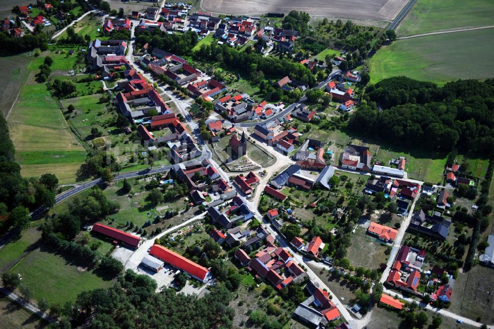 Nichel aus der Vogelperspektive: Dorf - Ansicht am Rande Waldgebieten in Nichel im Bundesland Brandenburg, Deutschland