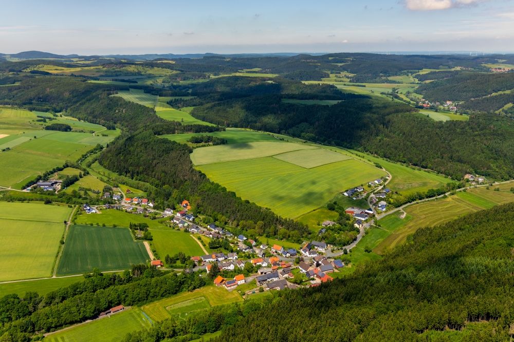 Nieder-Schleidern aus der Vogelperspektive: Dorf - Ansicht am Rande Waldgebieten in Nieder-Schleidern im Bundesland Hessen, Deutschland