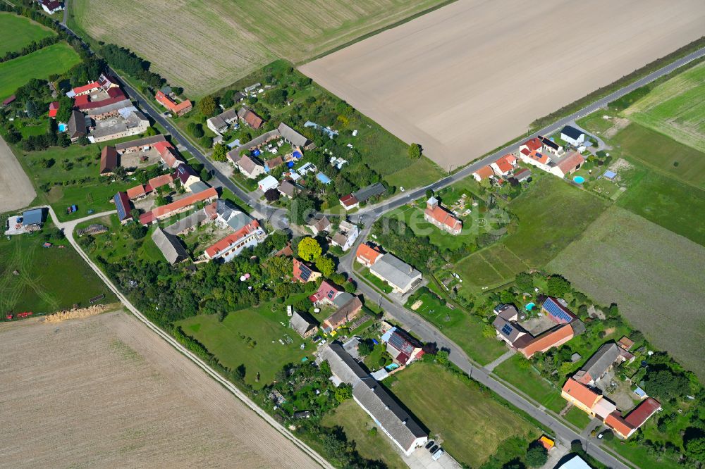 Niederwerbig von oben - Dorf - Ansicht am Rande von Waldgebieten in Niederwerbig im Bundesland Brandenburg, Deutschland