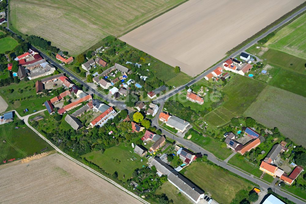 Niederwerbig aus der Vogelperspektive: Dorf - Ansicht am Rande von Waldgebieten in Niederwerbig im Bundesland Brandenburg, Deutschland