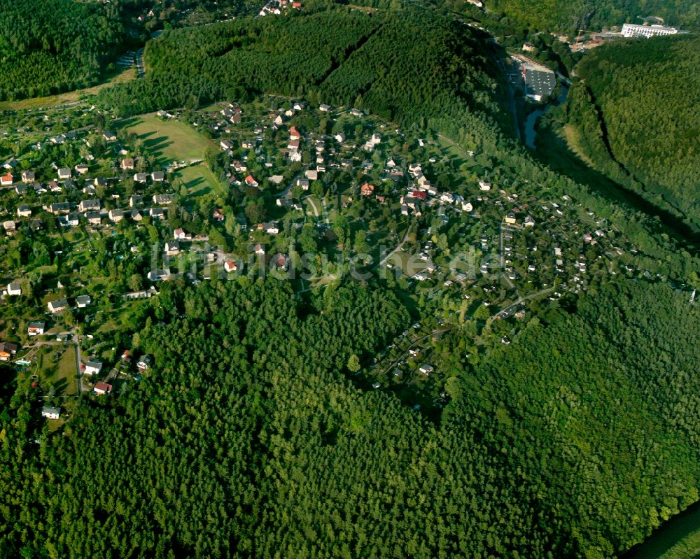 Obergrochlitz von oben - Dorf - Ansicht am Rande von Waldgebieten in Obergrochlitz im Bundesland Thüringen, Deutschland