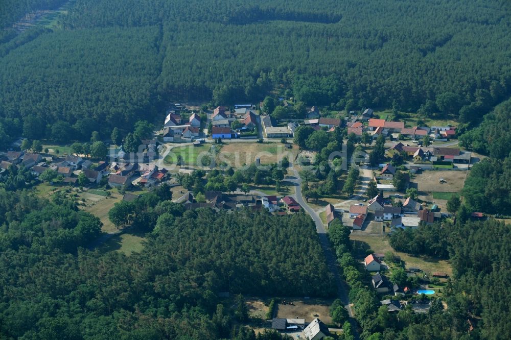 Oberjünne von oben - Dorf - Ansicht am Rande Waldgebieten in Oberjünne im Bundesland Brandenburg, Deutschland