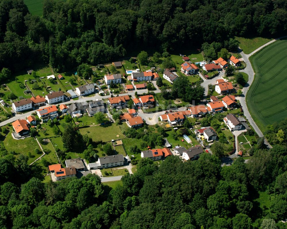 Oberschroffen aus der Vogelperspektive: Dorf - Ansicht am Rande Waldgebieten in Oberschroffen im Bundesland Bayern, Deutschland