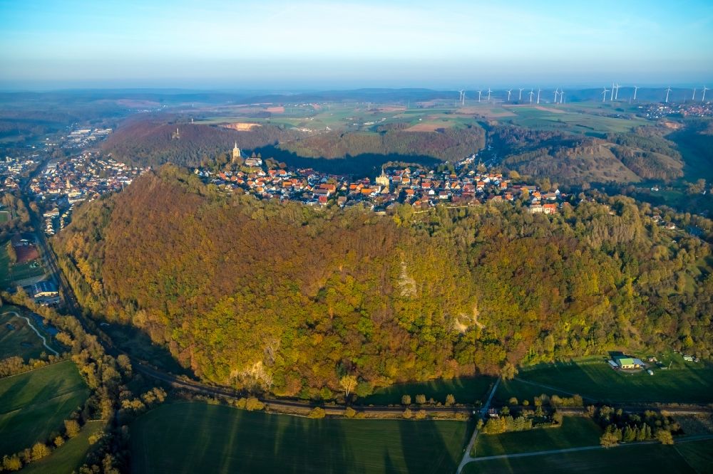 Luftbild Marsberg - Dorf - Ansicht am Rande Waldgebieten im Ortsteil Obermarsberg in Marsberg im Bundesland Nordrhein-Westfalen, Deutschland