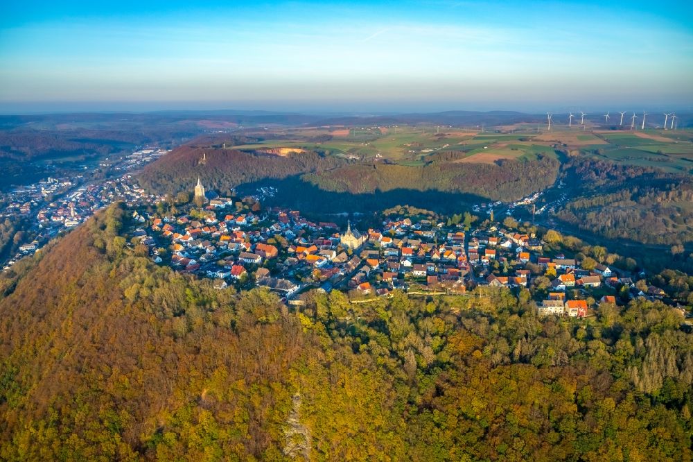 Marsberg von oben - Dorf - Ansicht am Rande Waldgebieten im Ortsteil Obermarsberg in Marsberg im Bundesland Nordrhein-Westfalen, Deutschland