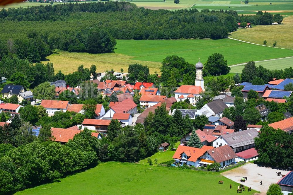 Pfaffenhofen von oben - Dorf - Ansicht am Rande Waldgebieten in Pfaffenhofen im Bundesland Bayern, Deutschland