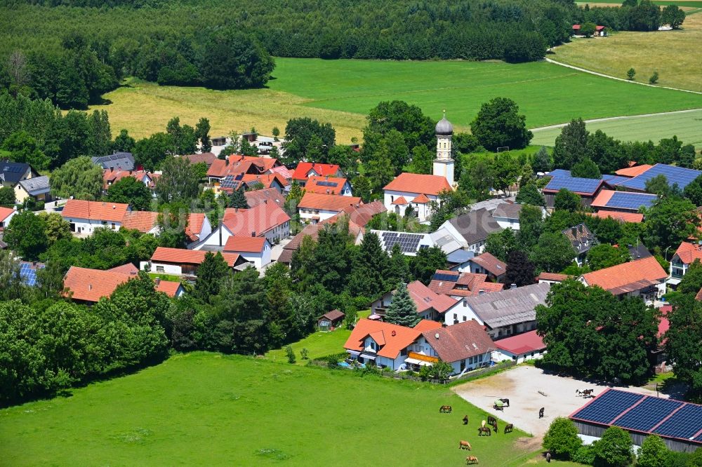 Pfaffenhofen aus der Vogelperspektive: Dorf - Ansicht am Rande Waldgebieten in Pfaffenhofen im Bundesland Bayern, Deutschland