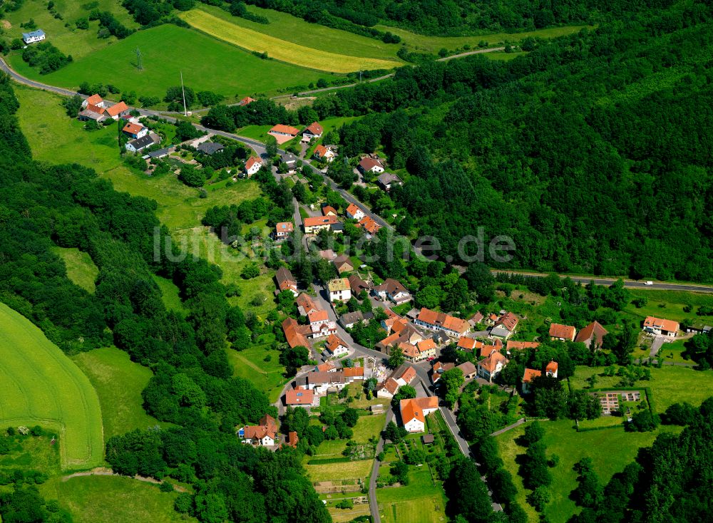 Rathskirchen aus der Vogelperspektive: Dorf - Ansicht am Rande von Waldgebieten in Rathskirchen im Bundesland Rheinland-Pfalz, Deutschland