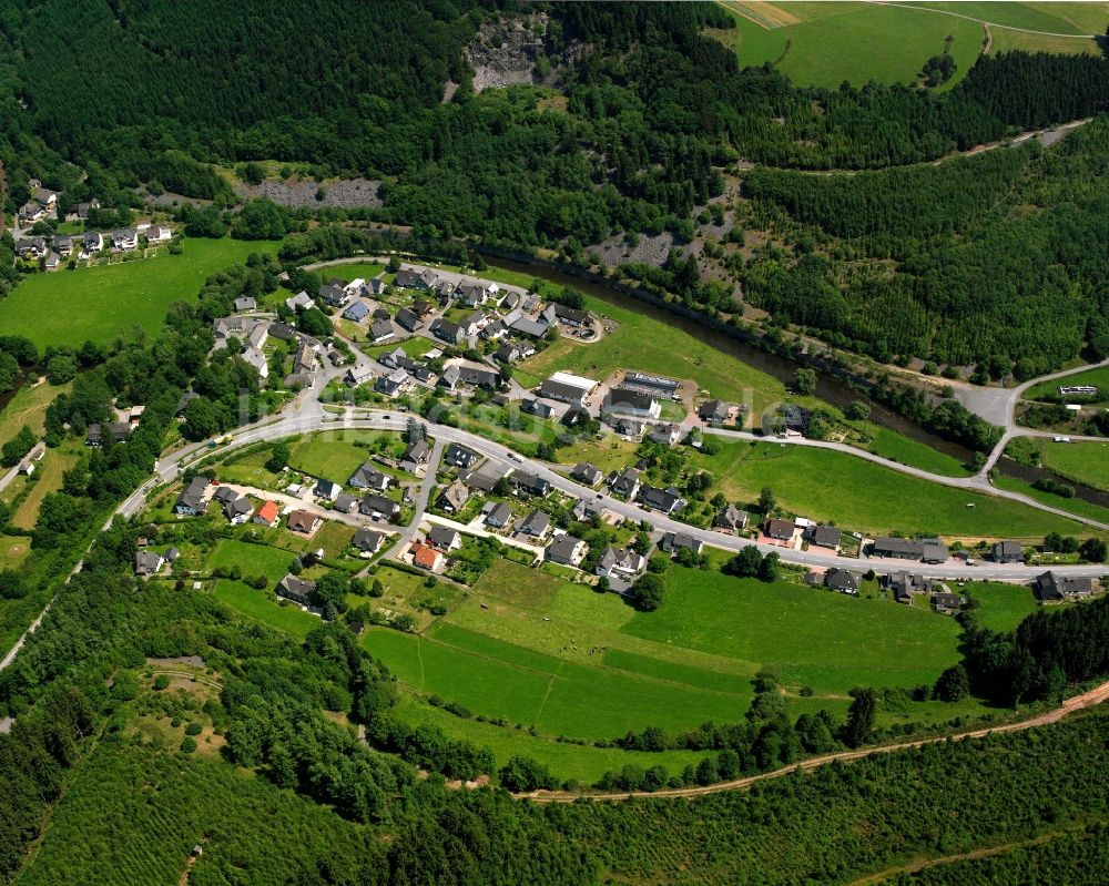 Raumland von oben - Dorf - Ansicht am Rande Waldgebieten in Raumland im Bundesland Nordrhein-Westfalen, Deutschland