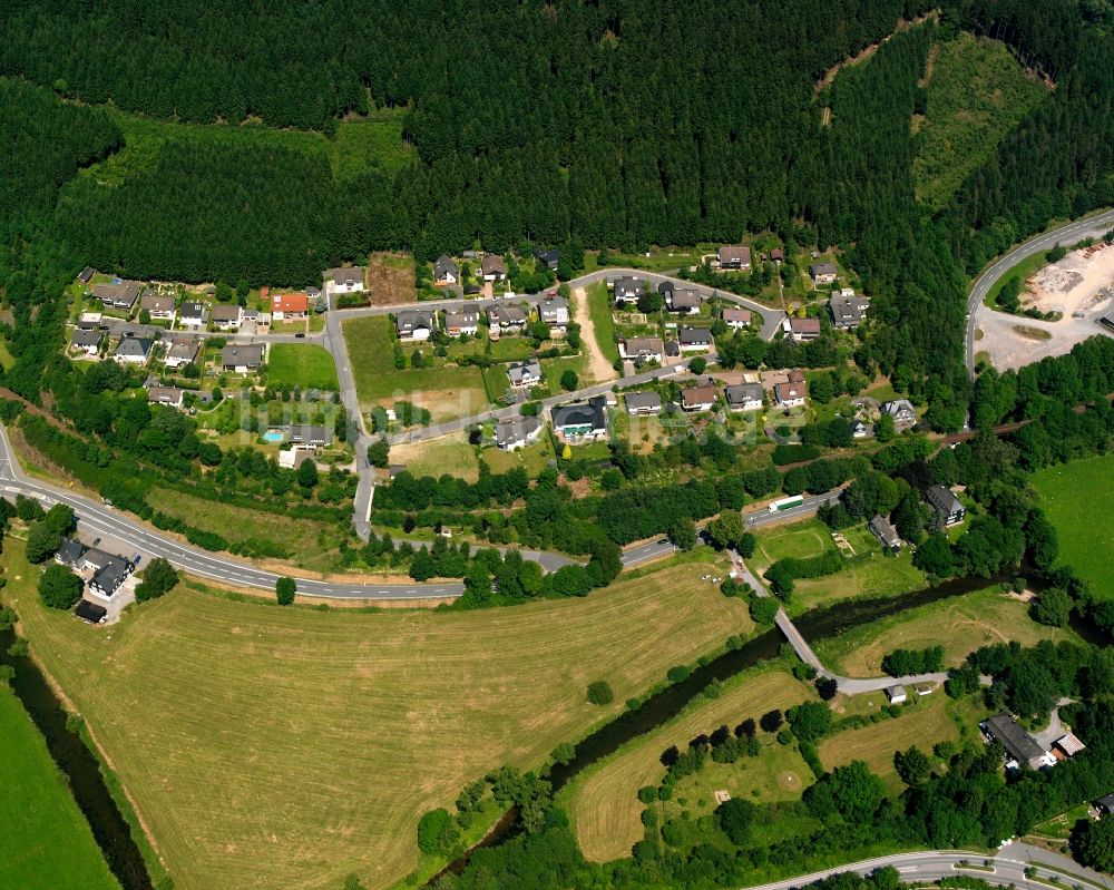 Raumland aus der Vogelperspektive: Dorf - Ansicht am Rande Waldgebieten in Raumland im Bundesland Nordrhein-Westfalen, Deutschland