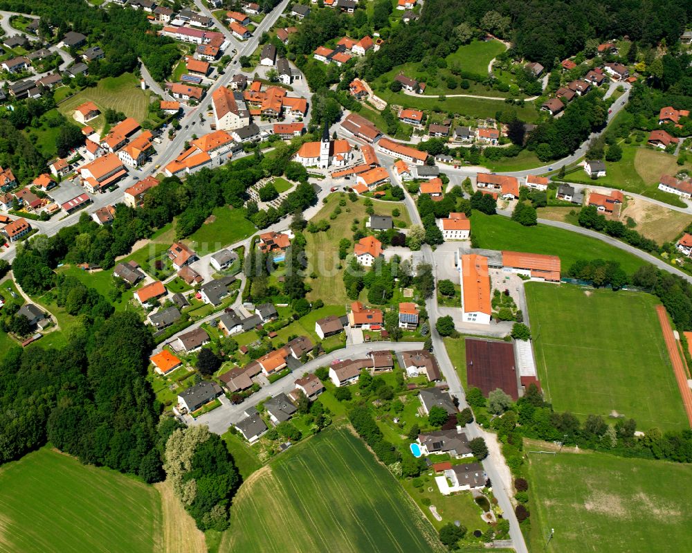 Reischach aus der Vogelperspektive: Dorf - Ansicht am Rande Waldgebieten in Reischach im Bundesland Bayern, Deutschland
