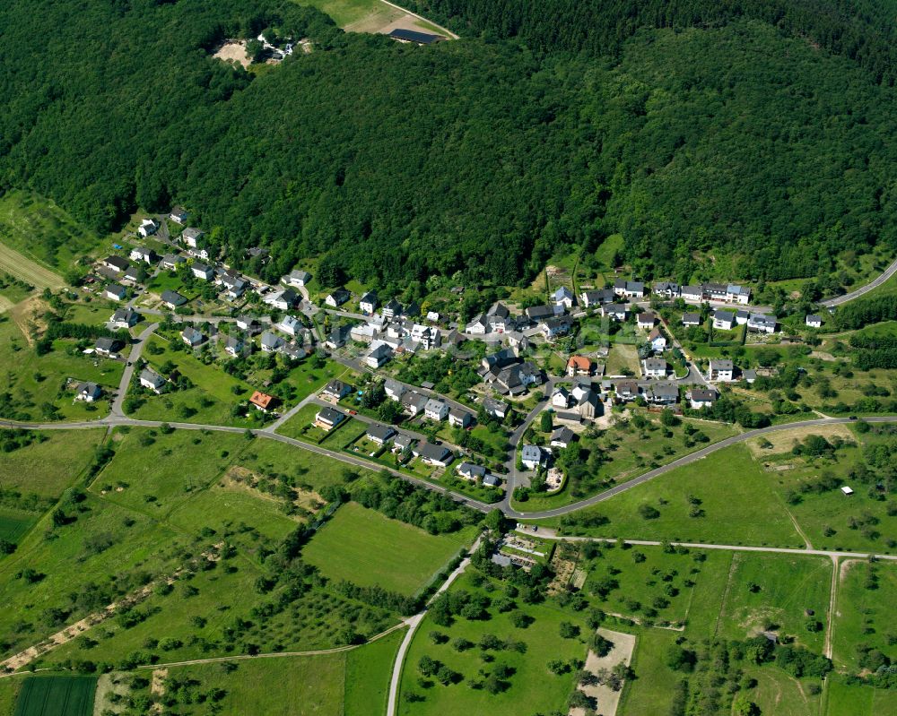 Rheinbay von oben - Dorf - Ansicht am Rande von Waldgebieten in Rheinbay im Bundesland Rheinland-Pfalz, Deutschland