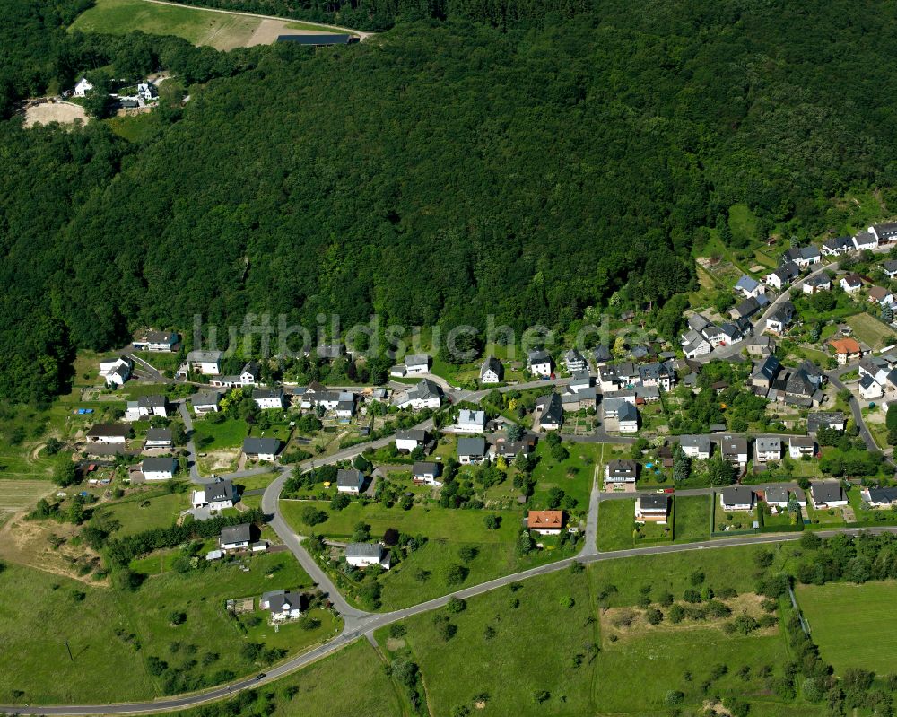 Luftaufnahme Rheinbay - Dorf - Ansicht am Rande von Waldgebieten in Rheinbay im Bundesland Rheinland-Pfalz, Deutschland