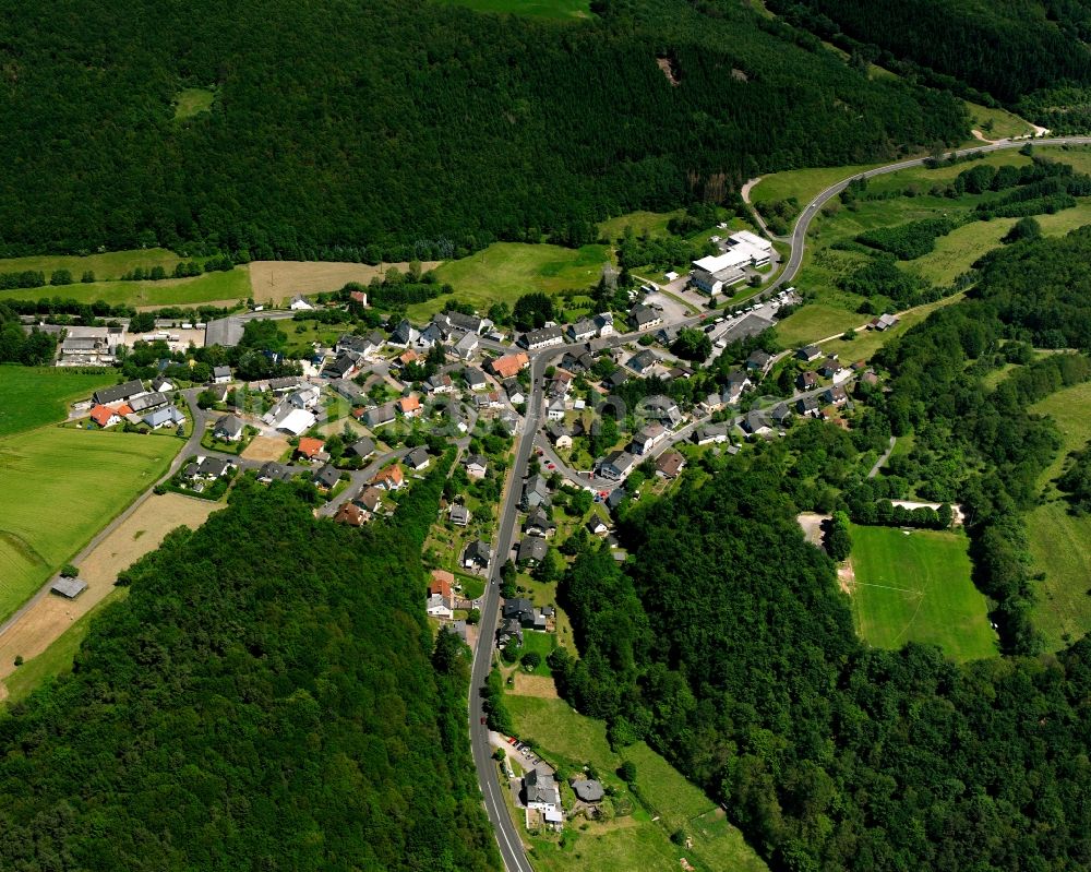 Luftaufnahme Rötsweiler - Dorf - Ansicht am Rande Waldgebieten in Rötsweiler im Bundesland Rheinland-Pfalz, Deutschland