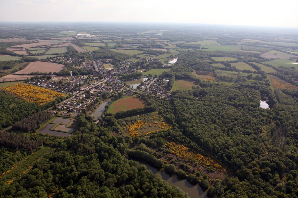 Luftaufnahme Saint-Florent - Dorf - Ansicht am Rande von Waldgebieten in Saint-Florent in Centre-Val de Loire, Frankreich