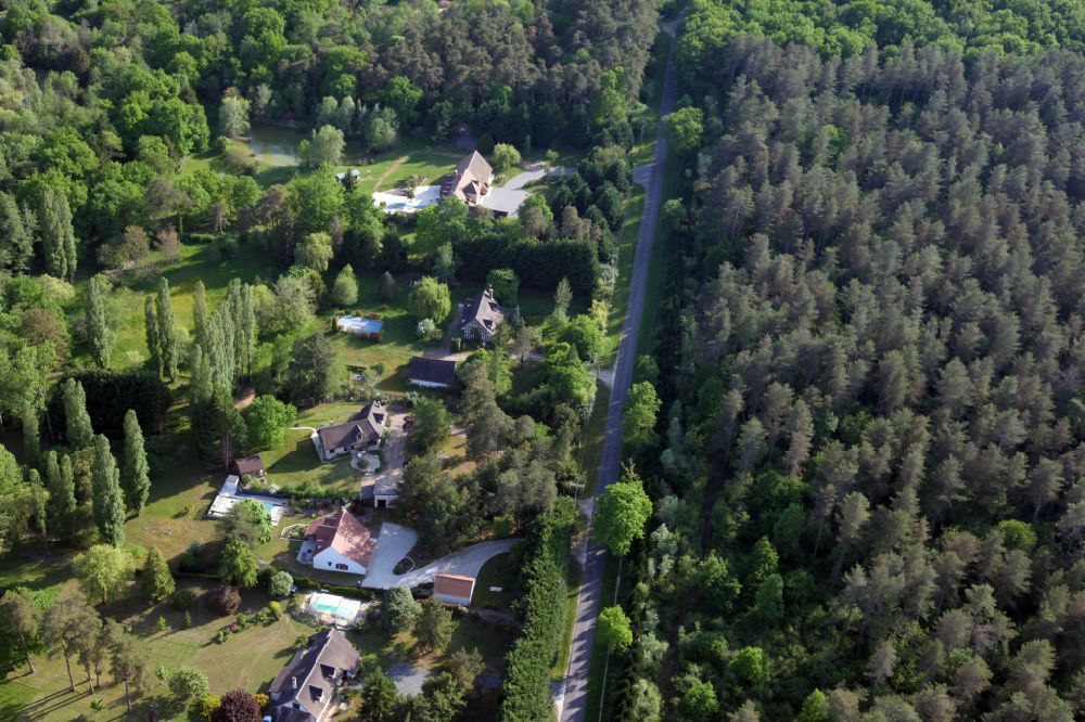 Saint-Gondon aus der Vogelperspektive: Dorf - Ansicht am Rande von Waldgebieten in Saint-Gondon in Centre-Val de Loire, Frankreich