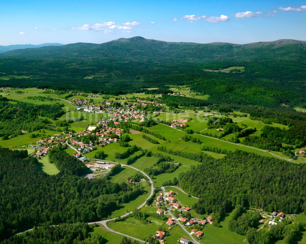 Luftaufnahme Sankt Oswald - Dorf - Ansicht am Rande von Waldgebieten in Sankt Oswald im Bundesland Bayern, Deutschland