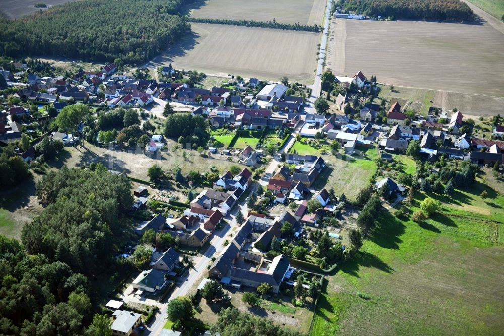 Schleesen von oben - Dorf - Ansicht am Rande Waldgebieten in Schleesen im Bundesland Sachsen-Anhalt, Deutschland