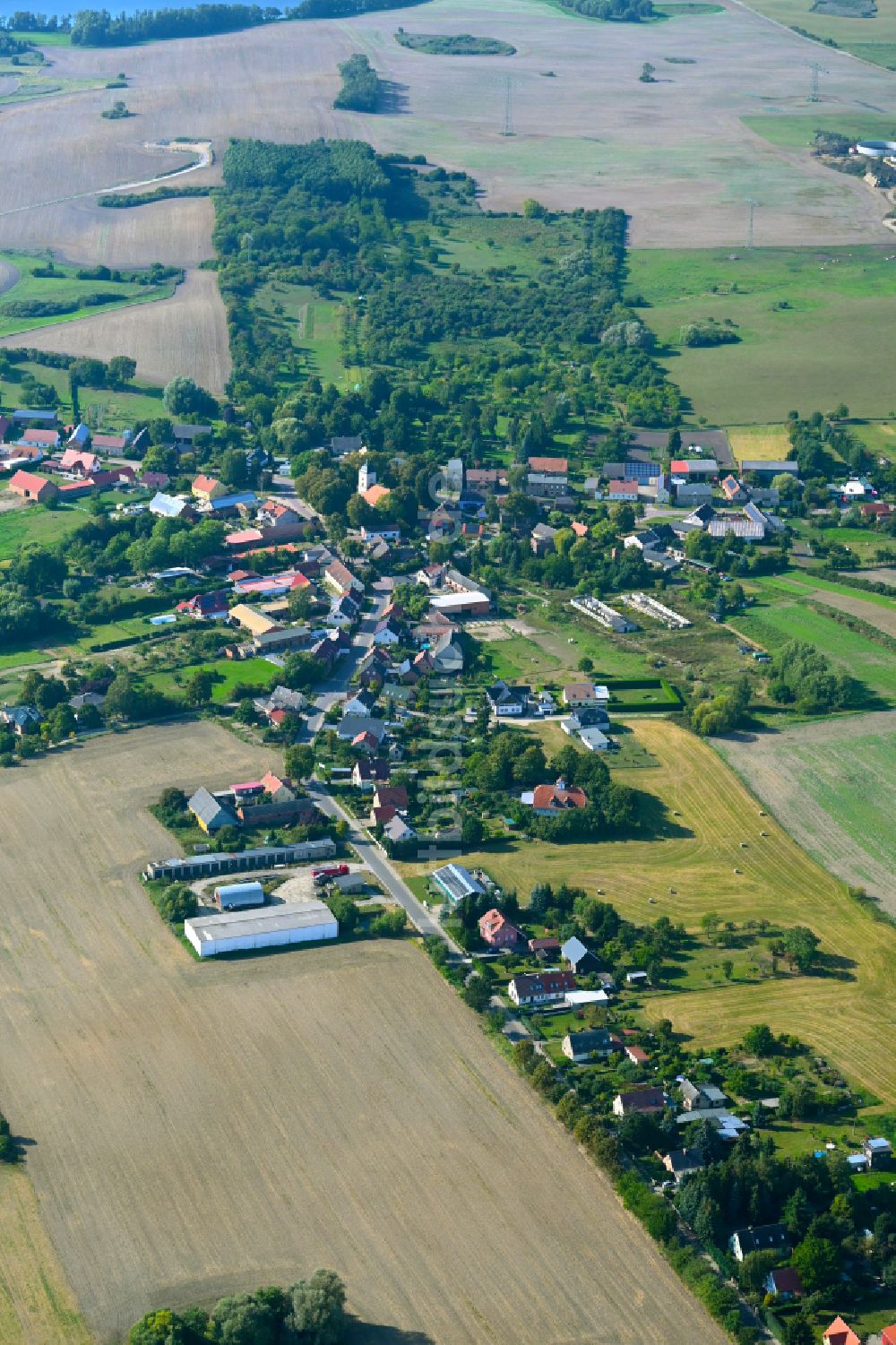 Luftaufnahme Schmargendorf - Dorf - Ansicht am Rande von Waldgebieten in Schmargendorf im Bundesland Brandenburg, Deutschland