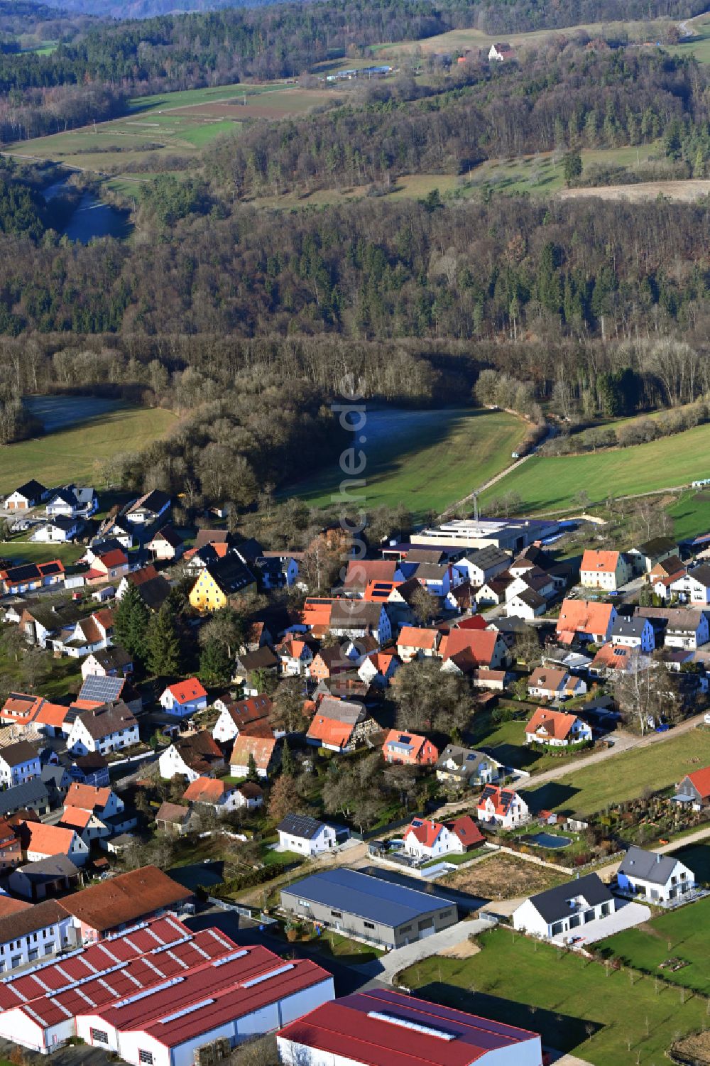 Schupf von oben - Dorf - Ansicht am Rande von Waldgebieten in Schupf im Bundesland Bayern, Deutschland