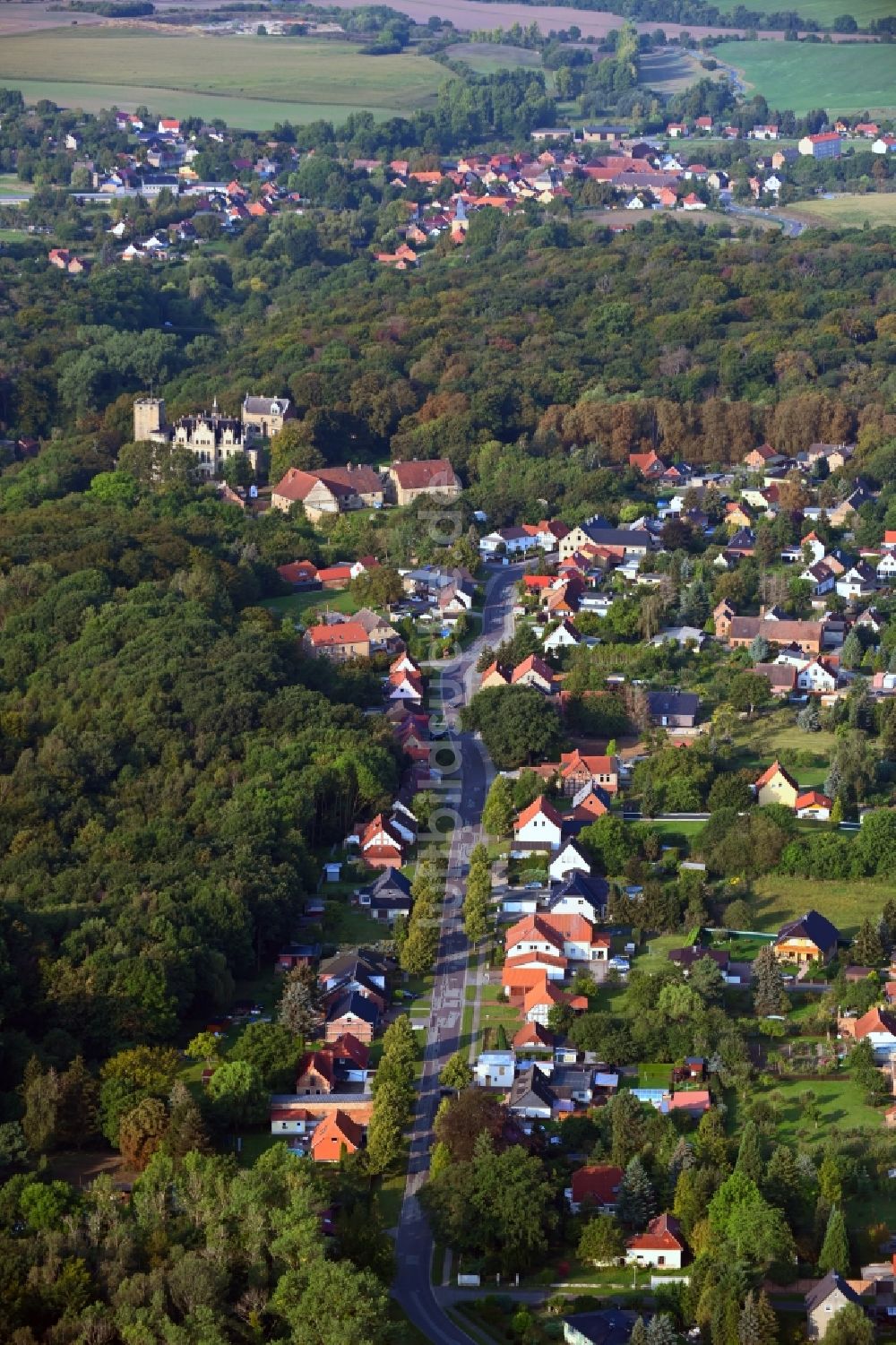 Sommerschenburg aus der Vogelperspektive: Dorf - Ansicht am Rande Waldgebieten in Sommerschenburg im Bundesland Sachsen-Anhalt, Deutschland