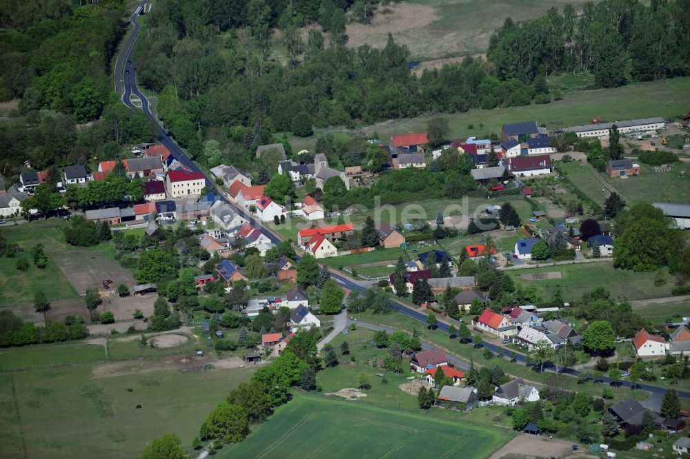 Stangenhagen aus der Vogelperspektive: Dorf - Ansicht am Rande Waldgebieten in Stangenhagen im Bundesland Brandenburg, Deutschland