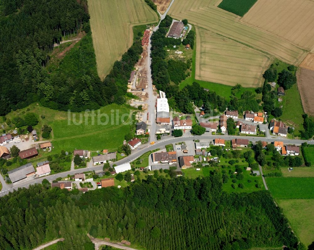 Steinbronnen aus der Vogelperspektive: Dorf - Ansicht am Rande Waldgebieten in Steinbronnen im Bundesland Baden-Württemberg, Deutschland